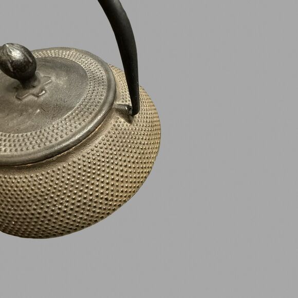 Japanese Tetsubin Cast Iron Hobnail Teapot with Strainer & 2 Tea Cups Set - Picture 6 of 8